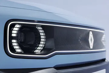 Primer plano del faro delantero del nuevo Renault 4, destacando su diseño moderno