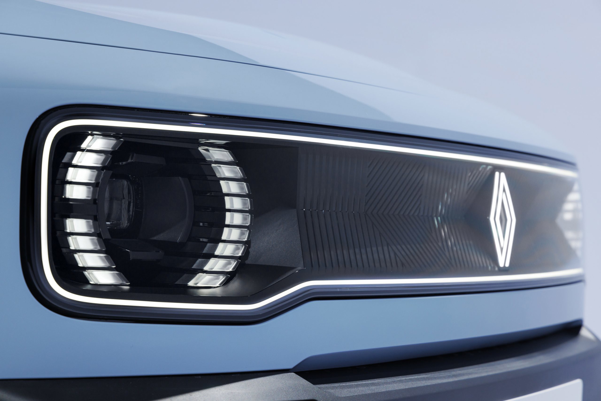 Primer plano del faro delantero del nuevo Renault 4, destacando su diseño moderno