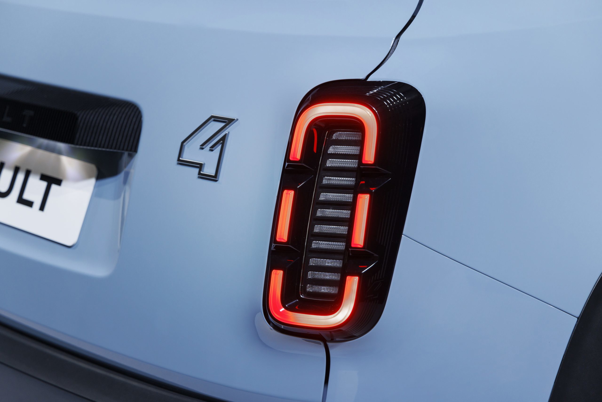 Vista cercana del innovador faro trasero del Renault 4, diseño moderno y llamativo.