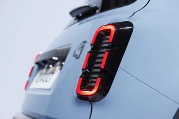 Vista detallada de la trasera del Renault 4 con énfasis en su moderna iluminación LED