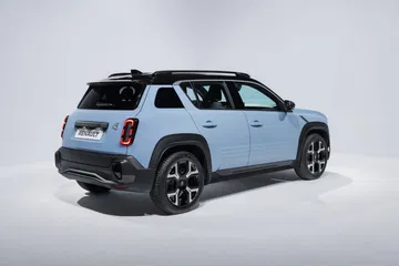 Vista trasera y lateral del nuevo Renault 4, resaltando su silueta de SUV.