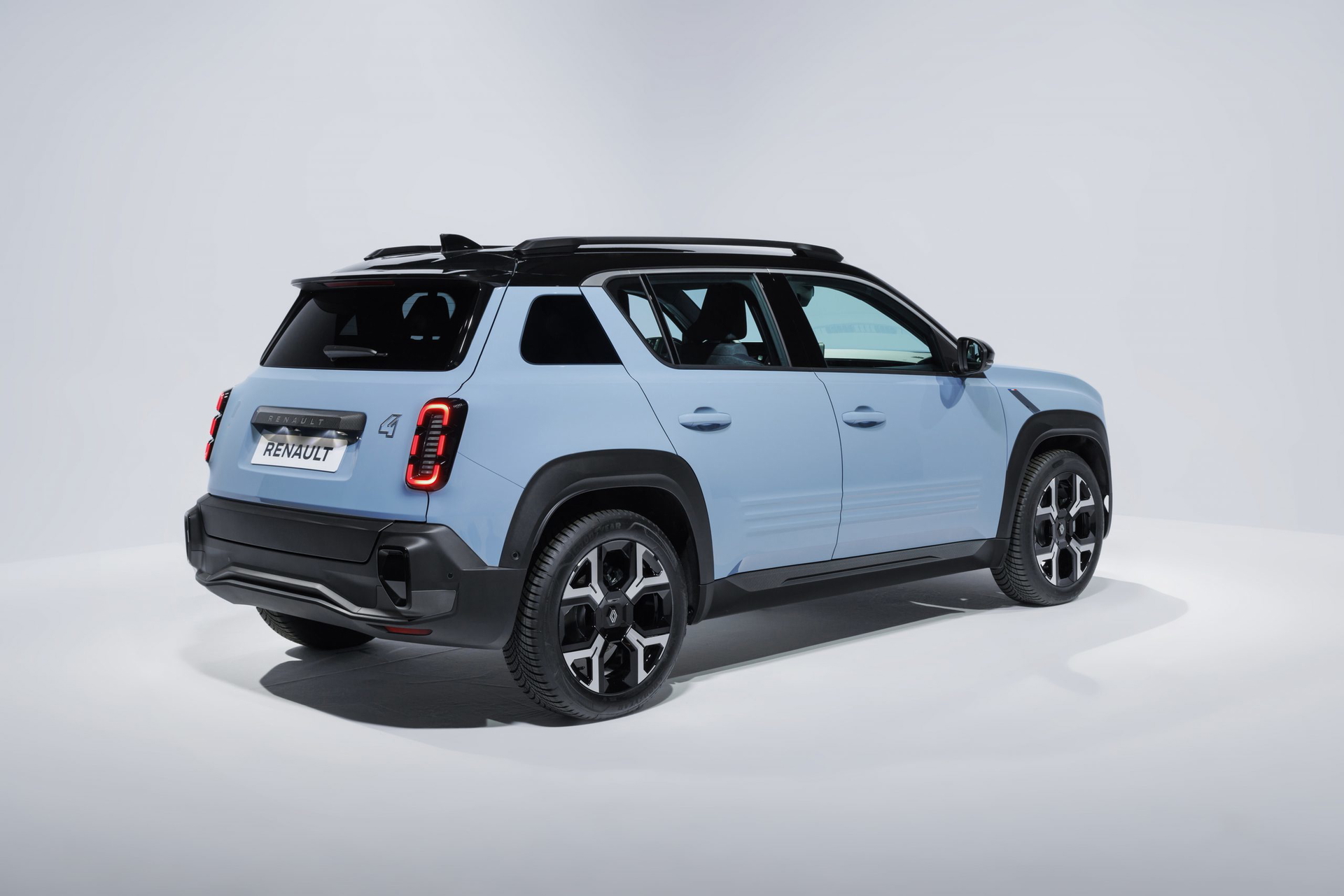 Vista trasera y lateral del nuevo Renault 4, resaltando su silueta de SUV.