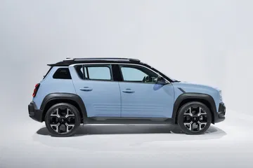 Vista lateral del Renault 4 2025, destacando su silueta de SUV compacto.