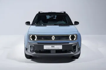 Vista frontal del Renault 4 eléctrico, destacando su diseño moderno y faros LED.