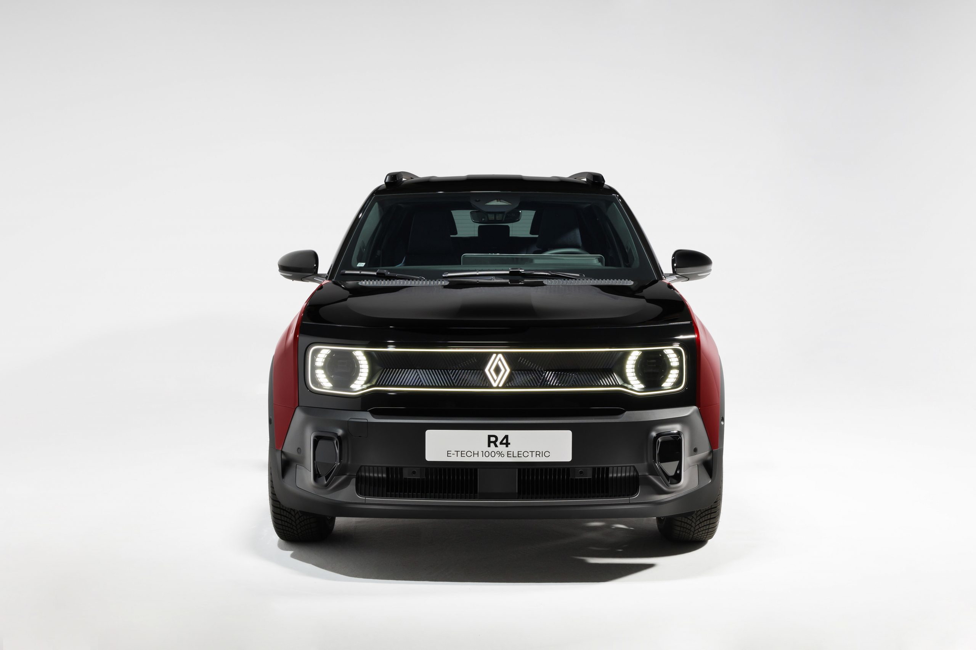 Vista frontal del nuevo Renault 4, destacando su diseño moderno y distintivo.