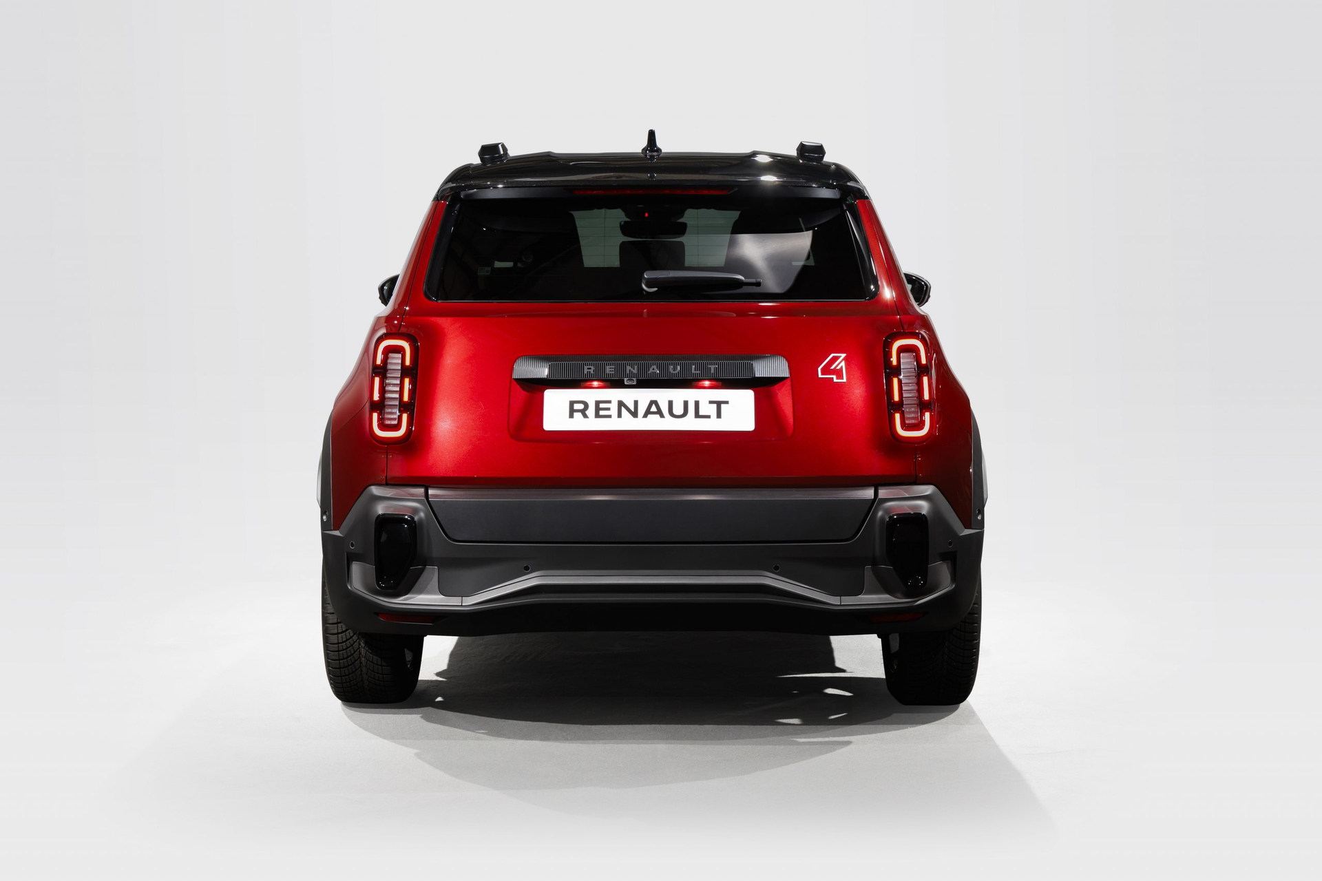Vista trasera del Renault 4 2025 muestra un diseño moderno y compacto.