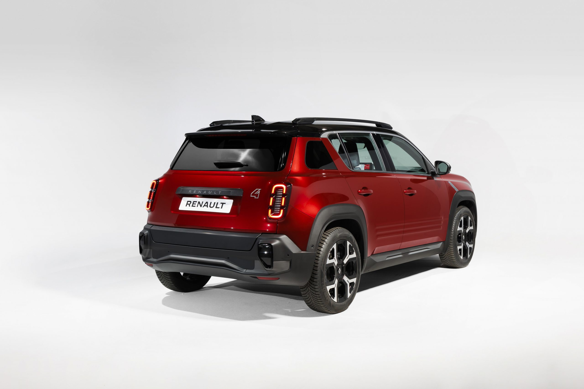Vista trasera y lateral del renovado Renault 4, mostrando su diseño SUV compacto.