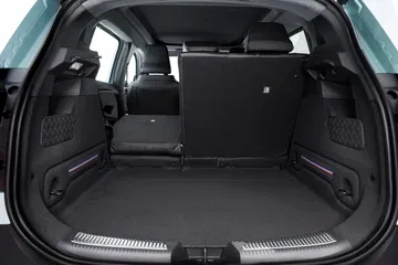 Vista del maletero amplio y versátil del Renault 4, ideal para carga.