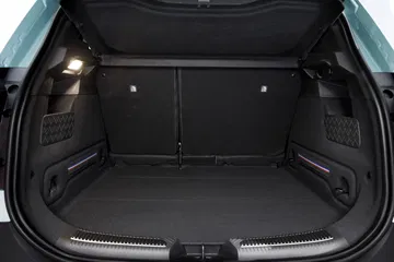 Vista del maletero del nuevo Renault 4, amplio y con acabados modernos.