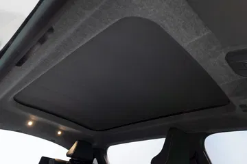 Vista del panel del techo interior del nuevo Renault 4, con iluminación ambiental integrada.
