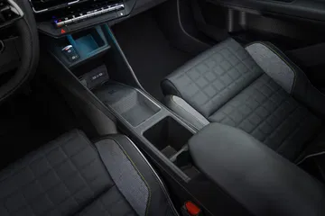 Interior del Renault 4 2025 destaca por su elegancia y confort en el diseño de sus asientos.