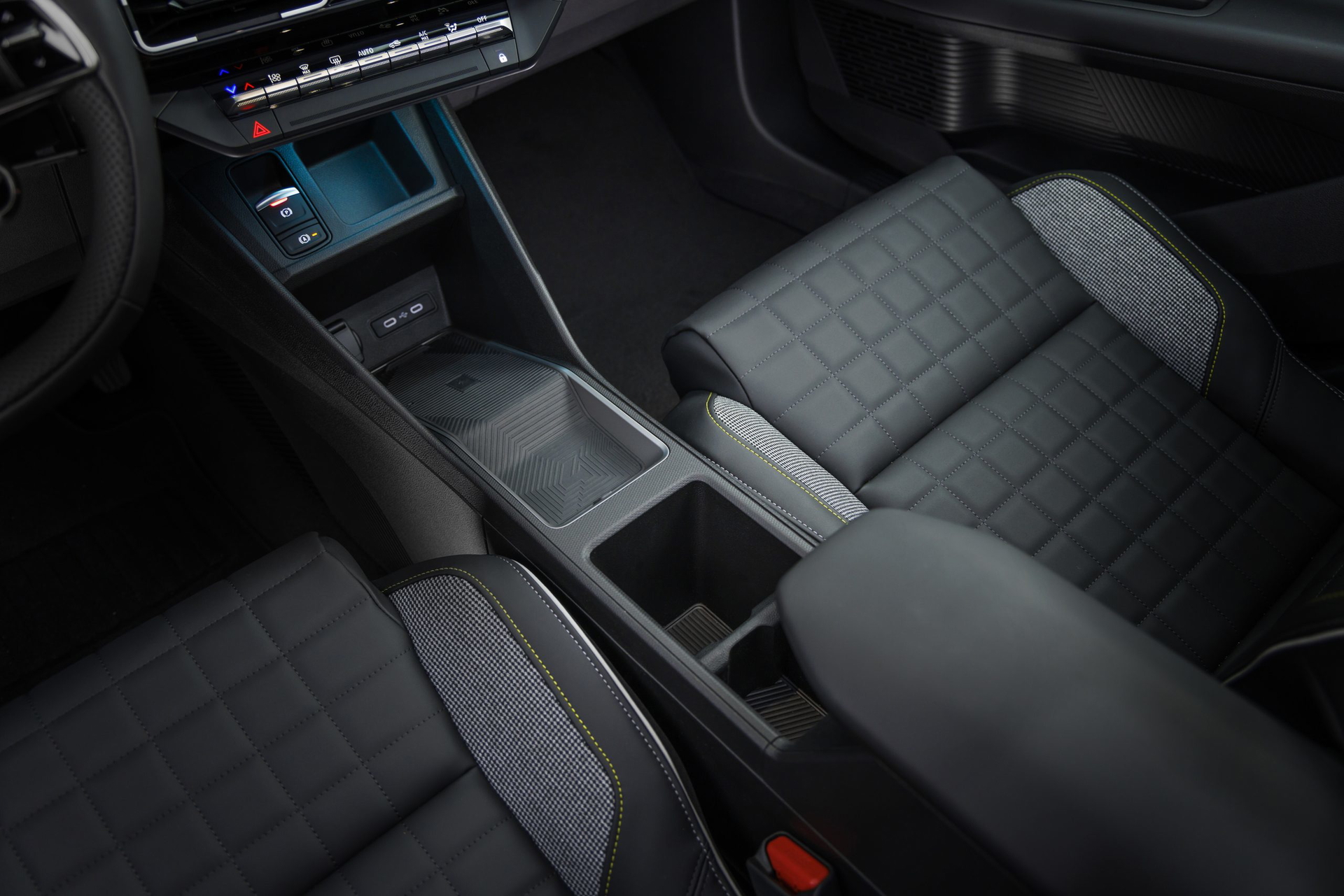 Interior del Renault 4 2025 destaca por su elegancia y confort en el diseño de sus asientos.