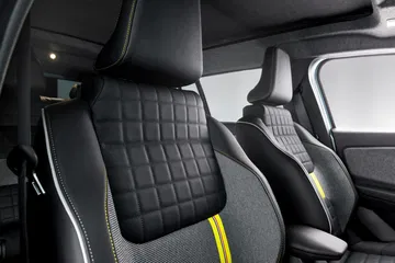 Vista detallada de los asientos delanteros del nuevo Renault 4, destacando su tapizado premium.