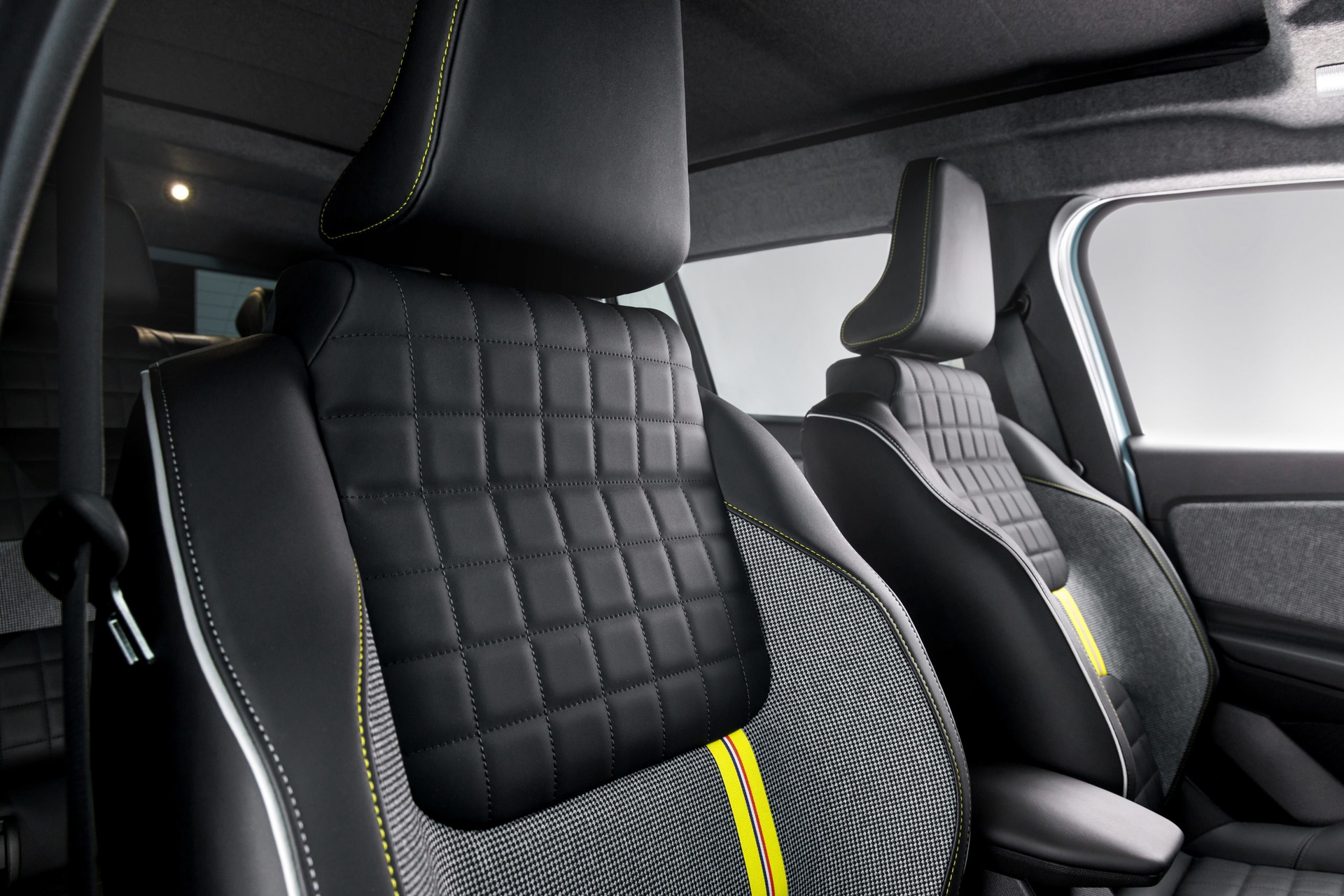 Vista detallada de los asientos delanteros del nuevo Renault 4, destacando su tapizado premium.
