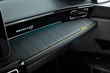 Vista detallada del salpicadero con acabados premium del nuevo Renault 4.
