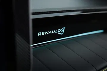Vista cercana del emblema Renault 4 iluminado en el acabado del interior.
