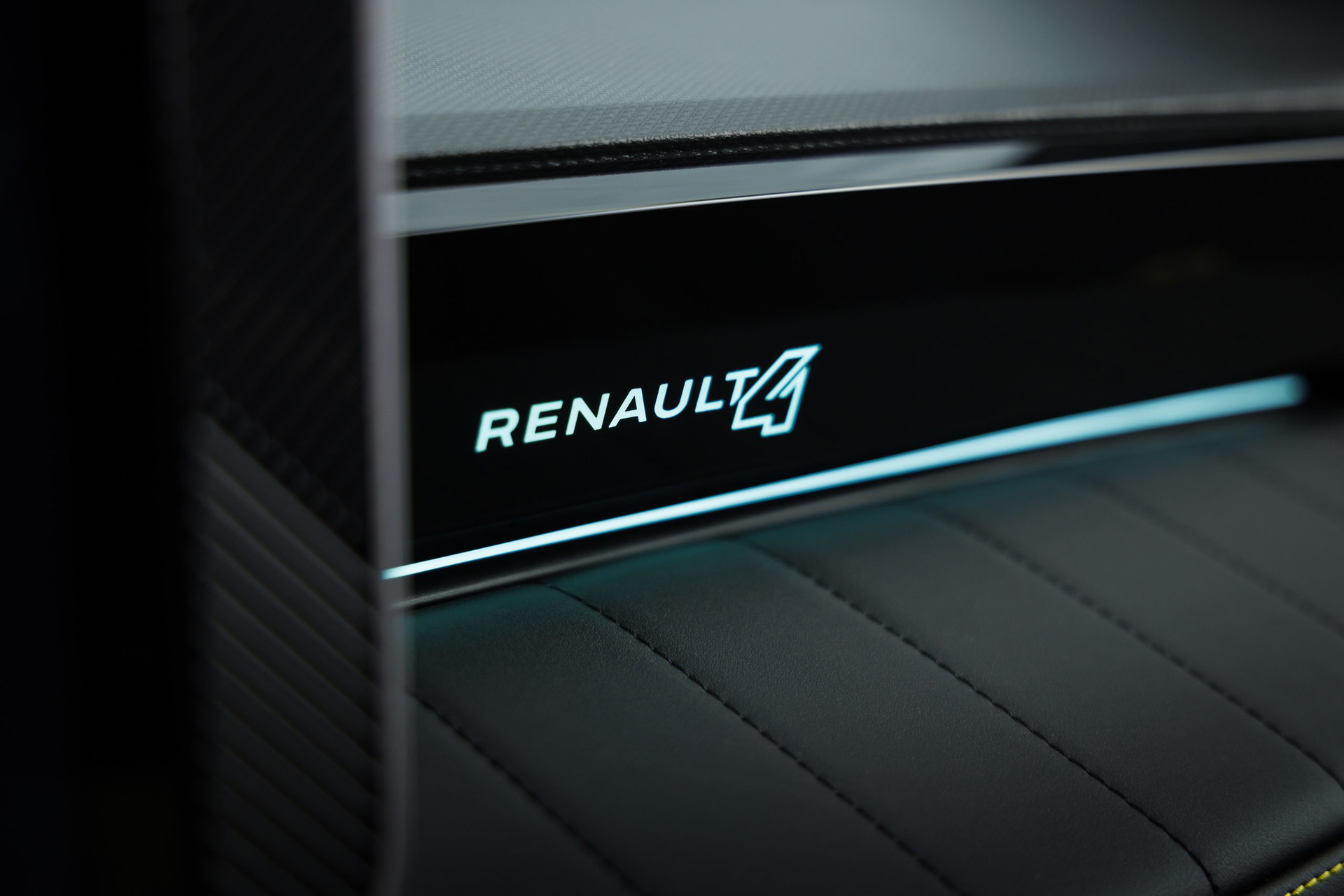 Vista cercana del emblema Renault 4 iluminado en el acabado del interior.