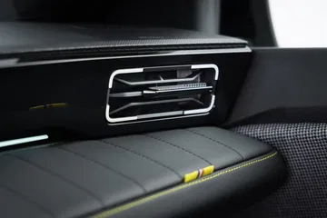 Vista de la calidad y diseño de los asientos del nuevo Renault 4, con costuras amarillas contrastantes.