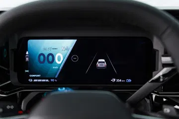Vista del avanzado cuadro de instrumentos digital del Renault 4.