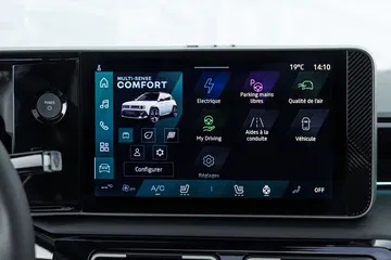 Panel de instrumentos digital del Renault 4 con diversas funcionalidades.