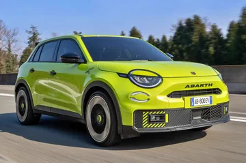 Vista dinámica del Abarth 600e, mostrando su imponente frontal y perfil lateral.
