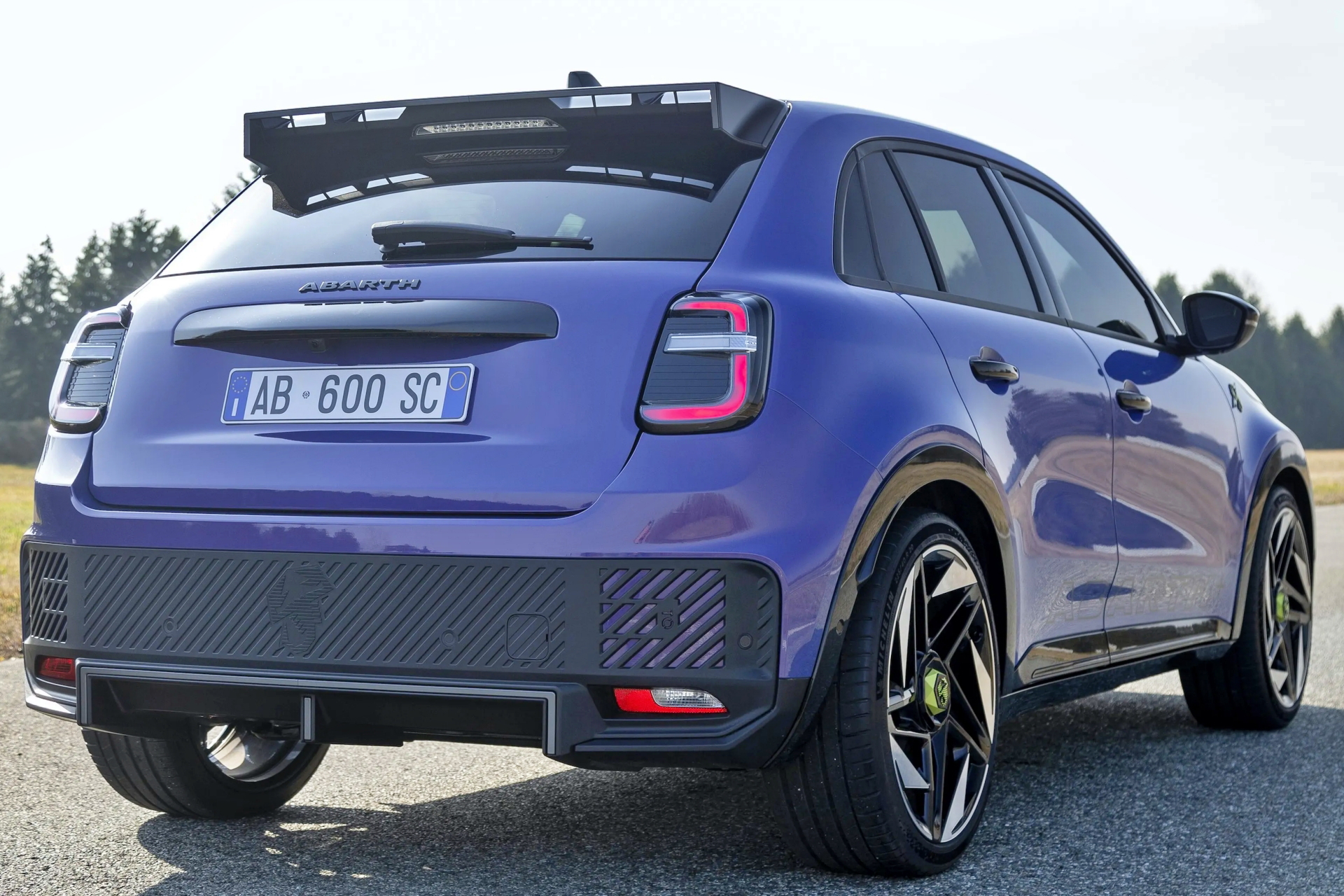 Vista trasera y lateral del Abarth 600e, destacando su diseño deportivo y compacto.