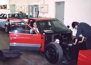 Vista lateral del Alfa 164 Procar expuesto en evento