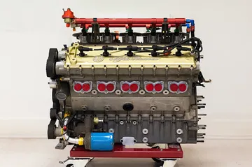 Vista detallada del poderoso motor del Alfa 164 Procar, una auténtica joya mecánica.