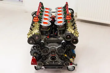 Vista detallada del poderoso motor Alfa 164 Procar.