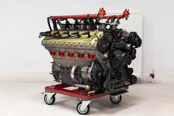 Motor V10 del Alfa 164 Procar, mostrando su compleja ingeniería y diseño.