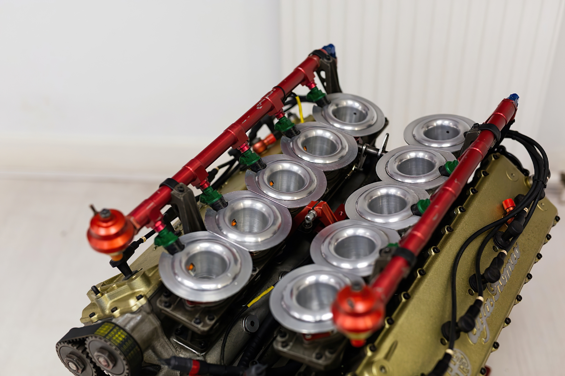 Vista del poderoso motor V10 del Alfa 164 Procar, obra maestra de ingeniería mecánica.