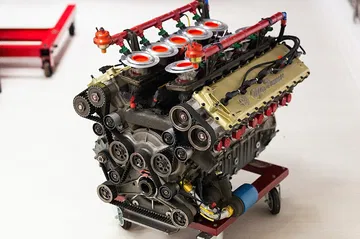 Motor Alfa Romeo 164 Procar expuesto con todos sus componentes