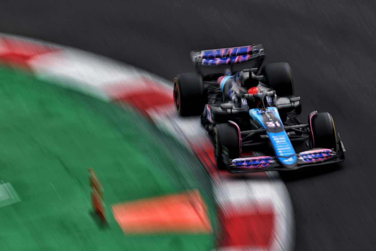 Monoplaza Alpine en pista, velocidad y precisión en cada curva