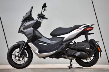 El scooter Aprilia SR GT 125 ofrece una estética robusta para la jungla urbana. El scooter Aprilia SR GT 125 ofrece una estética robusta para la jungla urbana.