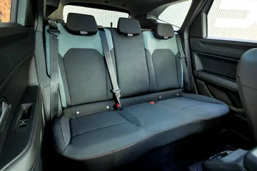 Amplitud y acabados sobrios definen los asientos traseros del Dacia Bigster.