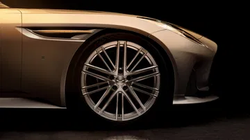 Vista lateral del exclusivo Aston Martin DB12 Goldfinger Edition.
