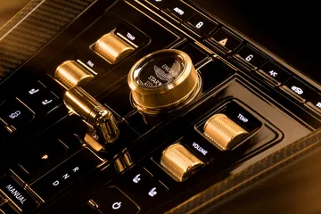 Vista de la lujosa consola central del Aston Martin DB12 Goldfinger Edition.