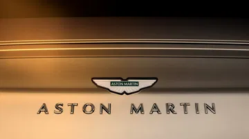 Vista cercana del emblema Aston Martin, sinopsis de elegancia y herencia.
