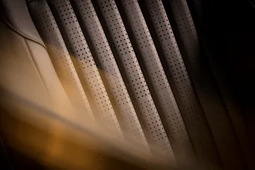 Close-up de detalles del interior del Aston Martin DB12 Goldfinger Edition.