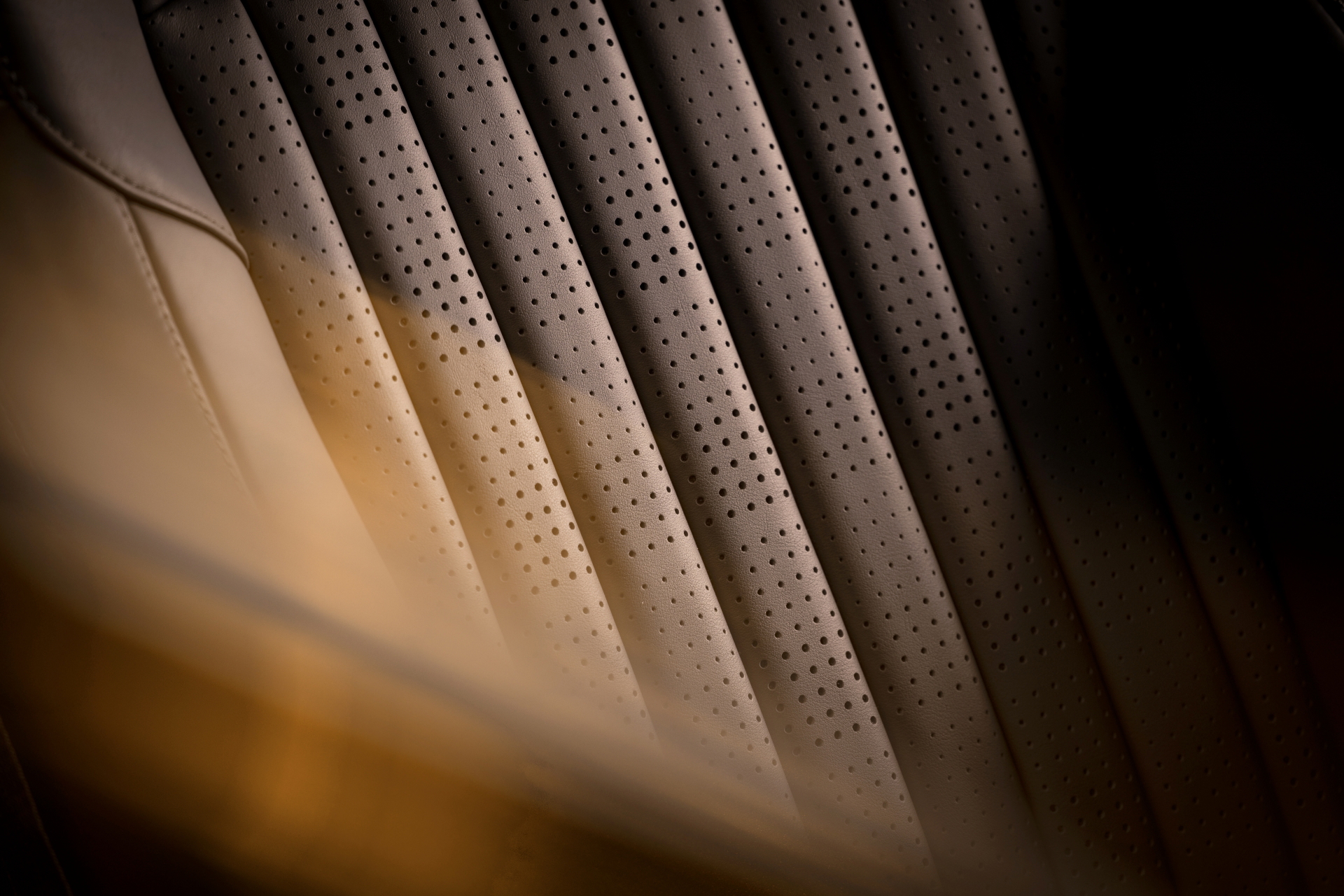 Close-up de detalles del interior del Aston Martin DB12 Goldfinger Edition.