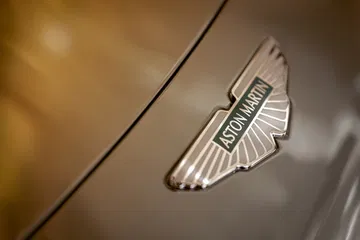 Detalle emblemático del Aston Martin DB12 Goldfinger Edition.