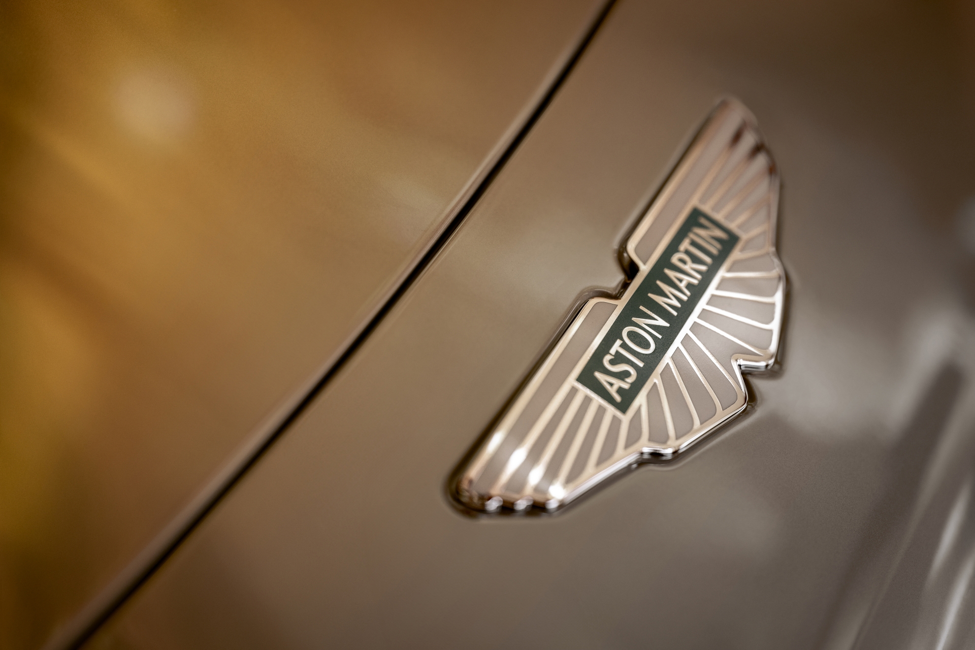 Detalle emblemático del Aston Martin DB12 Goldfinger Edition.