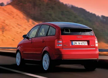 Vista trasera lateral del Audi A2 destacando su l&iacute;nea aerodin&aacute;mica y dise&ntilde;o compacto.