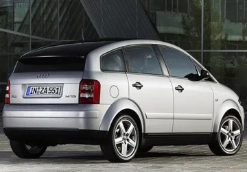 Vista lateral Audi A2 mostrando su dise&ntilde;o compacto y aerodin&aacute;mico.