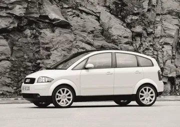 Vista lateral del Audi A2 destaca por su dise&ntilde;o atemporal y aerodin&aacute;mico.