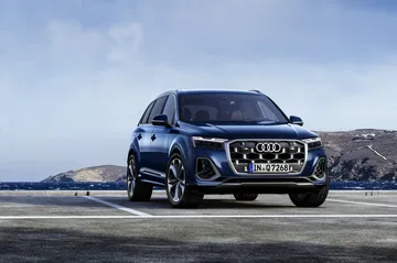 Vista dinámica del Audi Q7 2024, resaltando su elegante silueta y frontal poderoso.