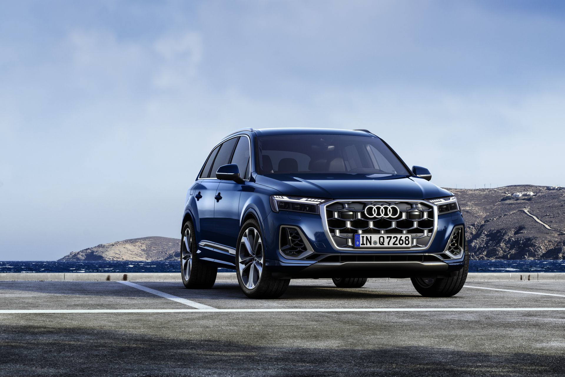 Vista dinámica del Audi Q7 2024, resaltando su elegante silueta y frontal poderoso.