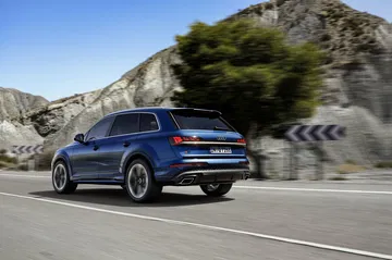 Vista lateral del Audi Q7 que muestra su perfil aerodinámico y líneas elegantes.