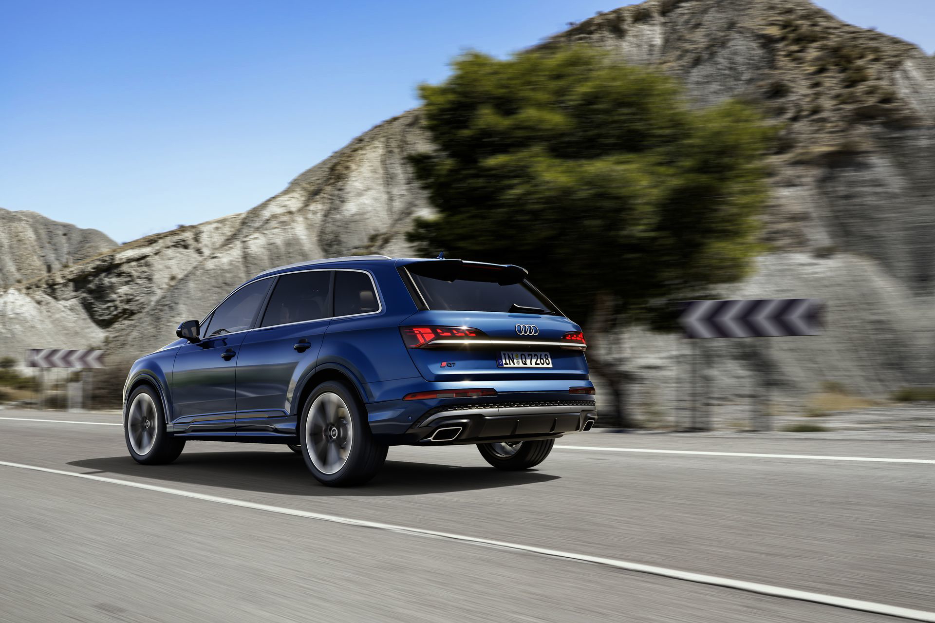 Vista lateral del Audi Q7 que muestra su perfil aerodinámico y líneas elegantes.