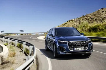 Vista dinámica del Audi Q7 2024 resaltando su diseño robusto y elegante.